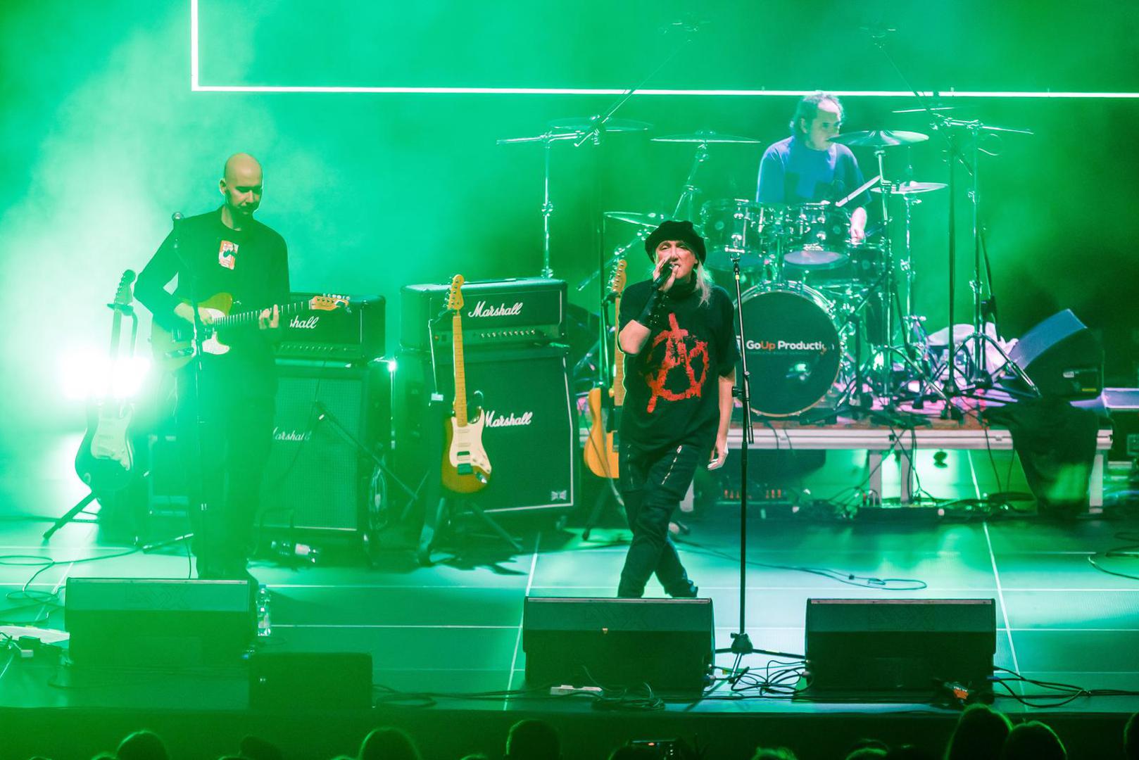 Gripe su na kraju večeri ispratile bend ovacijama, a dojam je bio jasan – Split i Plavi orkestar i dalje se savršeno razumiju. Koncert su završili pjesmom „Odlazim“, ali je umjesto stiha „nikada se neću vratiti“ posljednji stih zamijenjen s „Uvijek ću se u Split vratiti“.