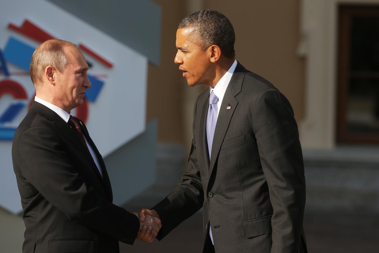 Russian President Vladimir Putin (L) welcomes US President Barack Obama for the G20 summit at the Constantine Palace in St. Petersburg, Russia, 05 September 2013. The G20 summit takes place from 05 to 06 September. Photo: Kay Nietfeld/dpa +++(c) dpa - Bil