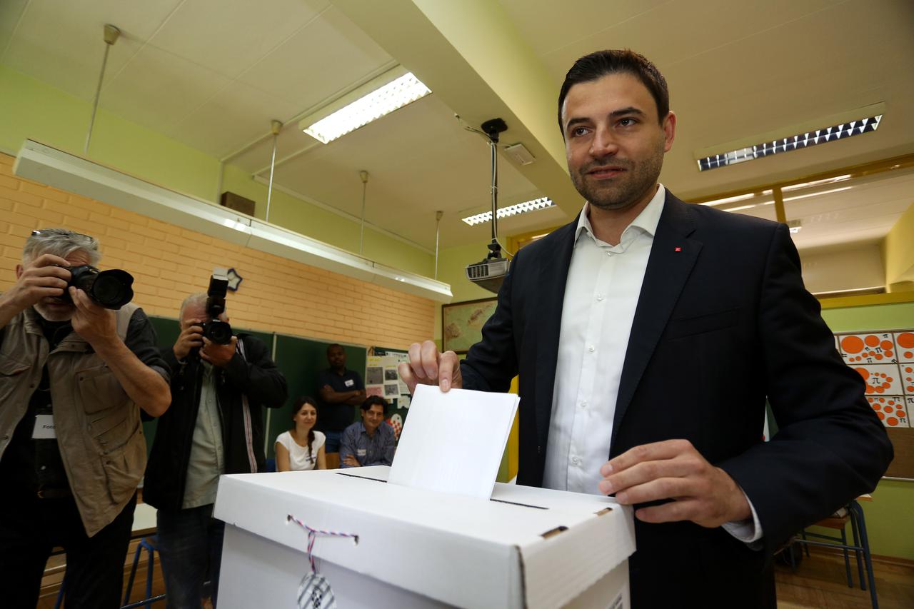 Predsjednik SDP Davor Bernardić dao svoj glas na izborima za Europski parlament