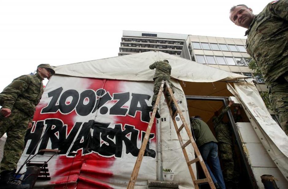 Demontiranje šatora branitelja u Savskoj 66