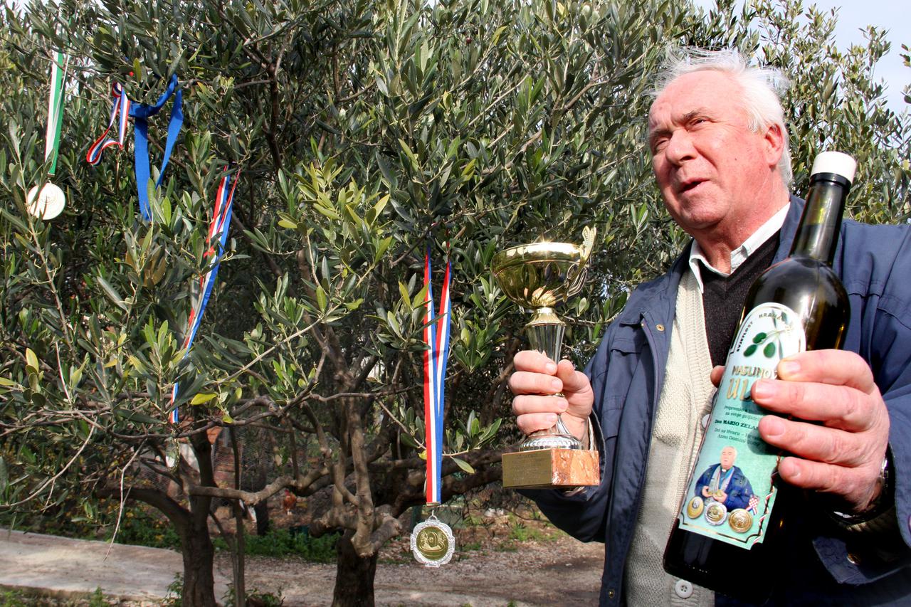 Hvar: Župnik Mario Zelanovi? zaradom od prodaje maslinovog ulja obnavlja crkve