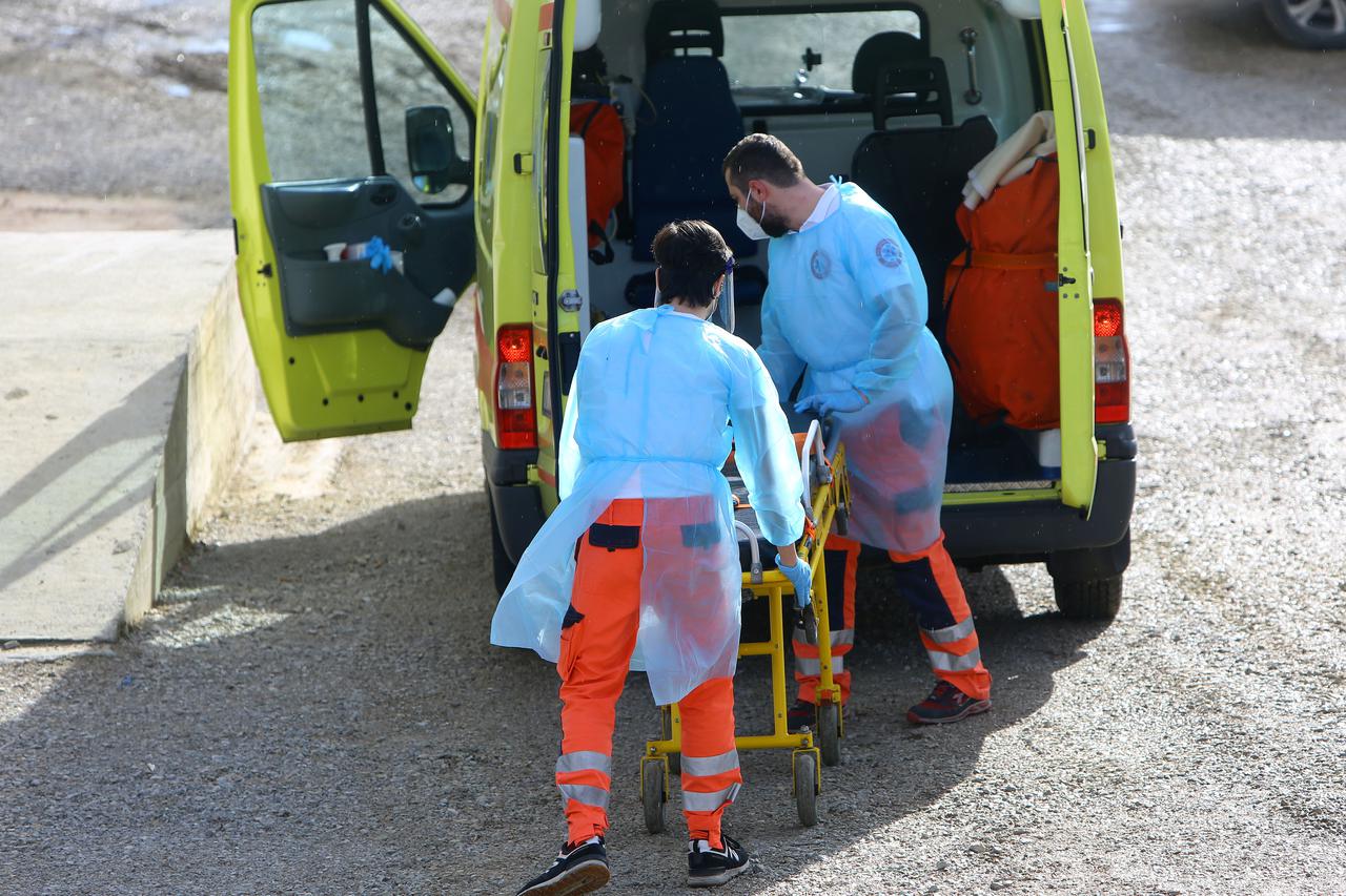 Djelatnici Hitne medicinske pomoći ispred Opće bolnice Karlovac