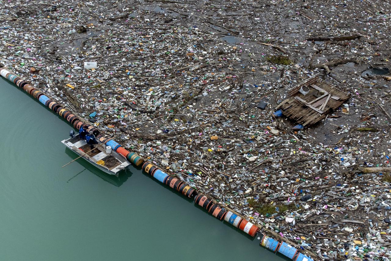 Fotografije iz zraka smeća na rijeci Drini