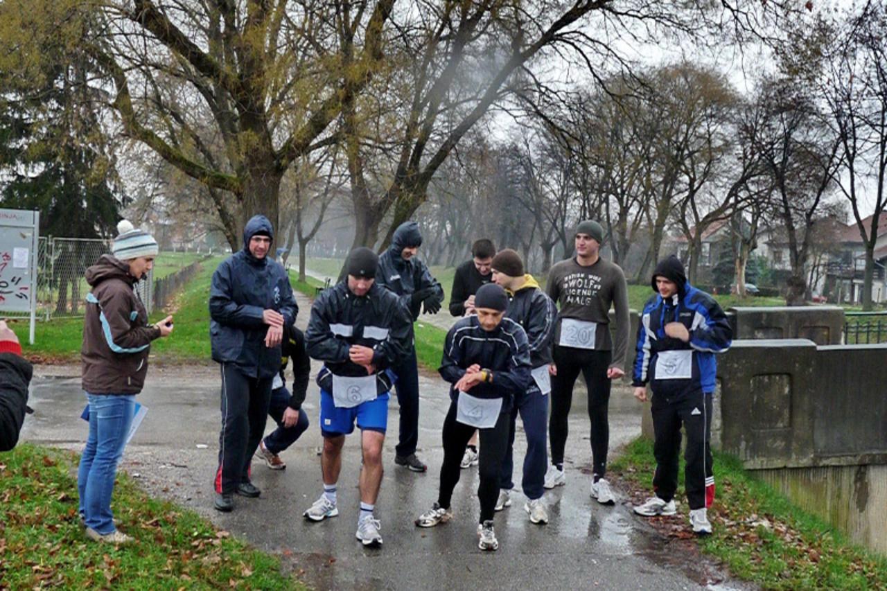 '16.12.2009-Petrinja-Petrinjski novoosnovani triatlon klub organizirao je prvo natjecanje u trcanju oko nasipa petrinjcice Photo: Miroslav Santek/PIXSELL'