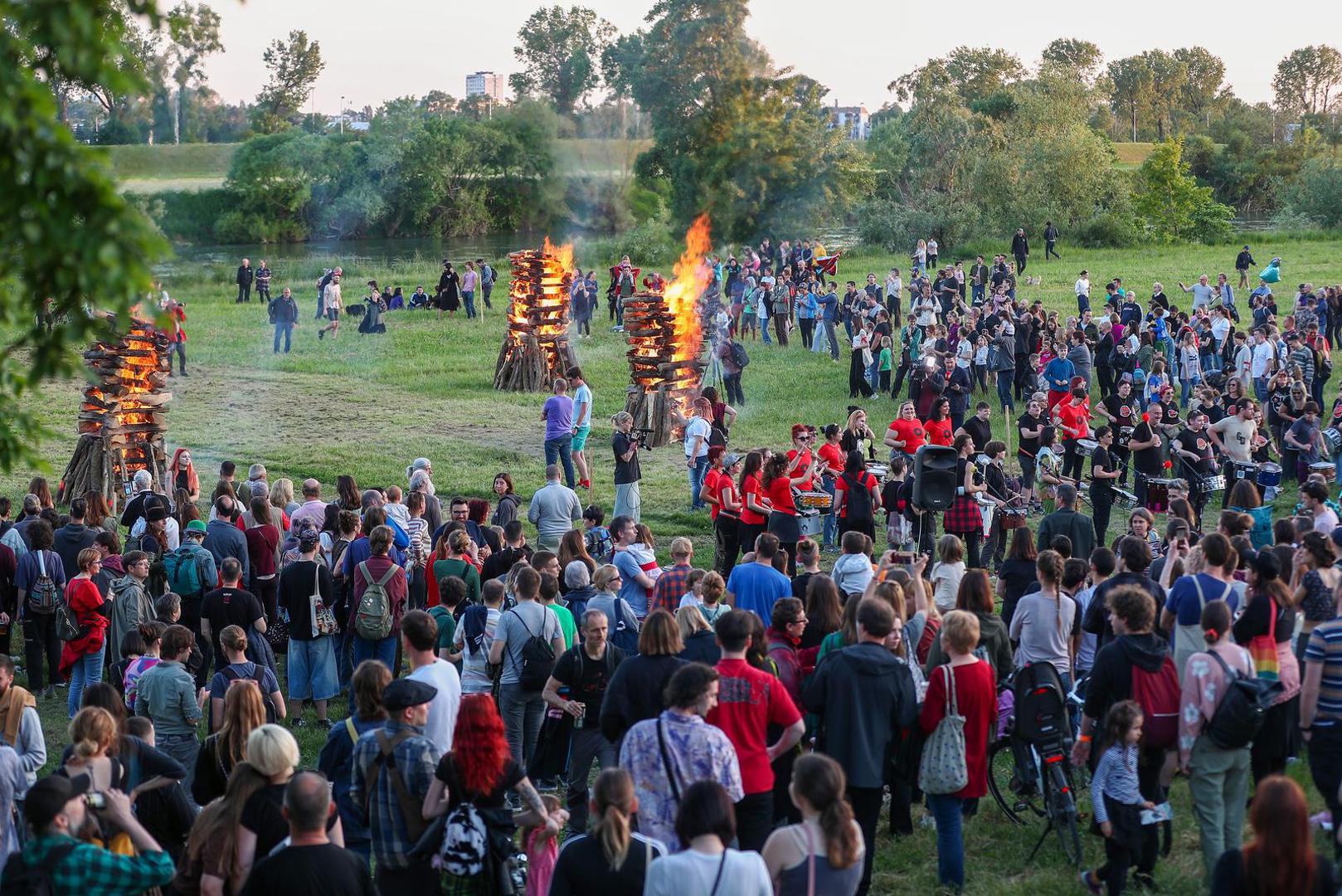 Tradicija paljenja trnjanskih kresova na nasipu pokraj Save u spomen na oslobođenje Zagreba od fašista 1945. nastavljena je i ove godine.