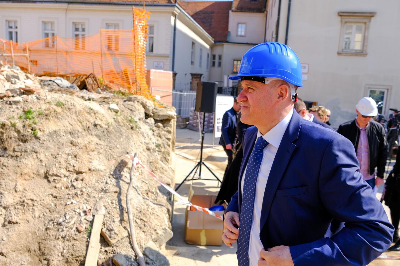 Zagreb: Obilazak radova na gimnaziji Tituša Brezovačkog od strane lokalne vlasti i predstavnika Vlade