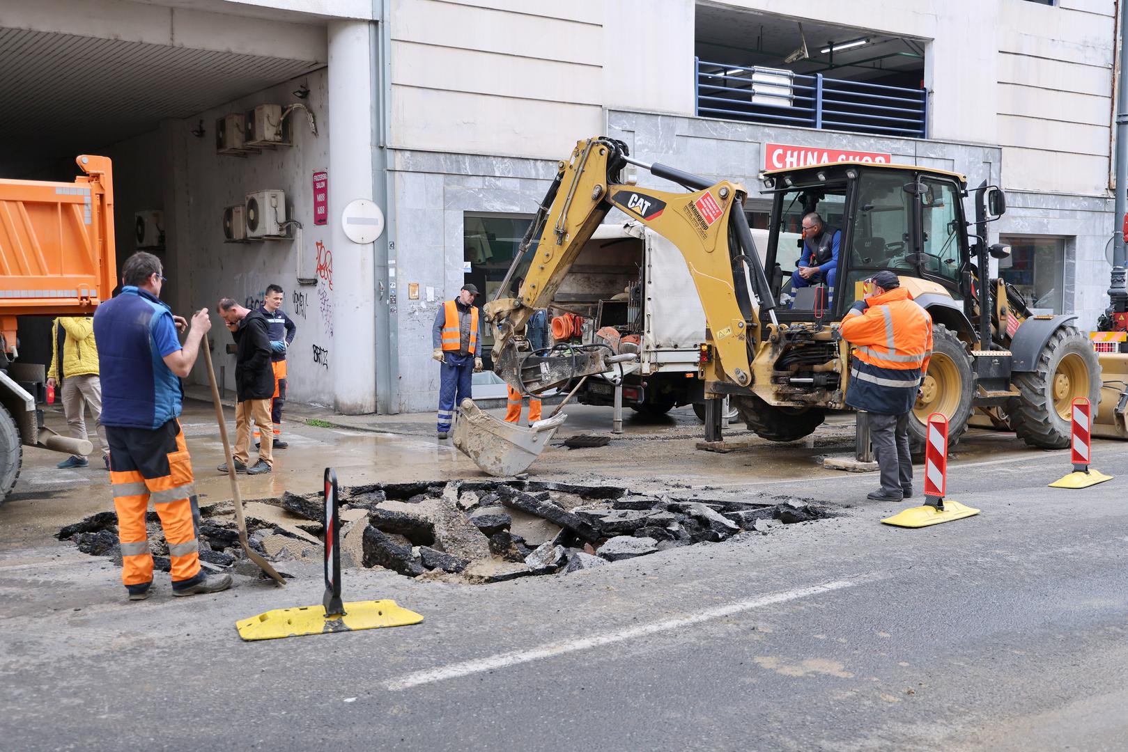 Na tim će područjima vodu dostavljati autocisterna. Vode po ulicama više nema, a radnici saniraju štetu koja je nastala. 
