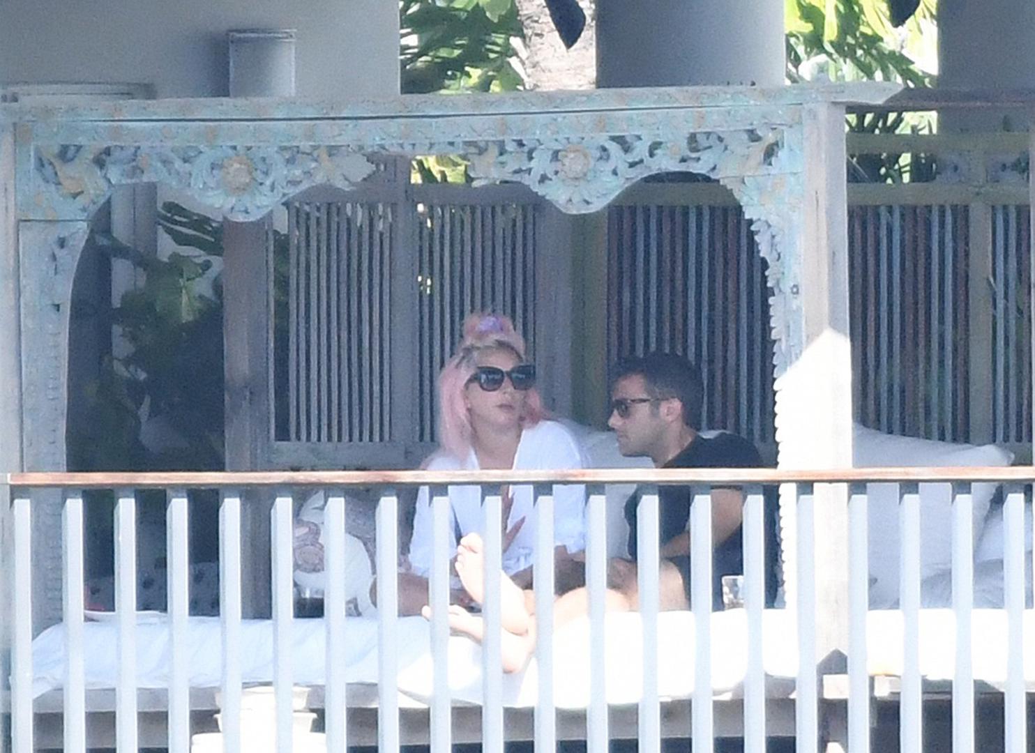 Paparazzi su je nedavno snimili kako s nepoznatim muškarcem izmjenjuje nježnosti prilikom izlaska iz jednog restorana, a sada su ih opet uhvatili zajedno.