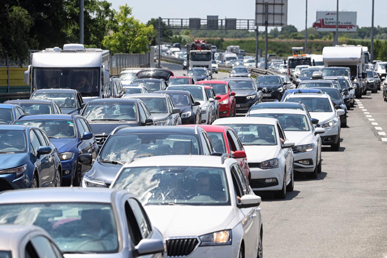 Zagreb: Krenule gužve prema moru, na Lučkom kolona