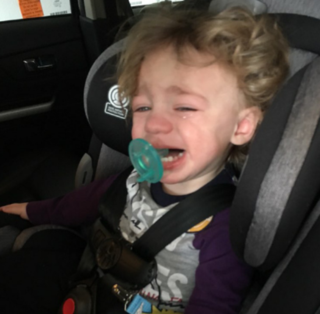 Uzeli su mu bočicu laka za kosu s kojom se igrao što je dovelo do vikanja i plakanja. 