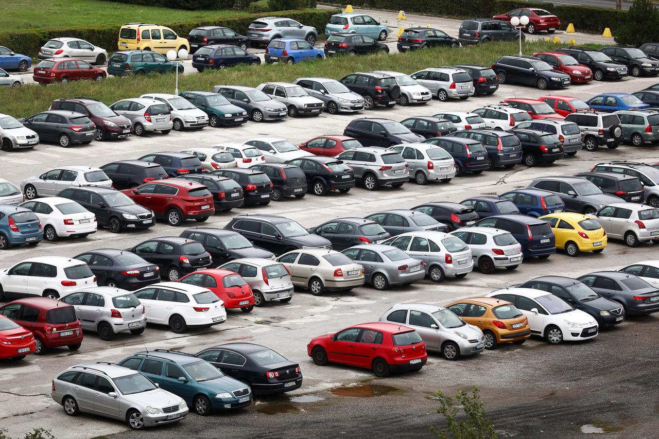 Sarajevo: Automobili na parkingu