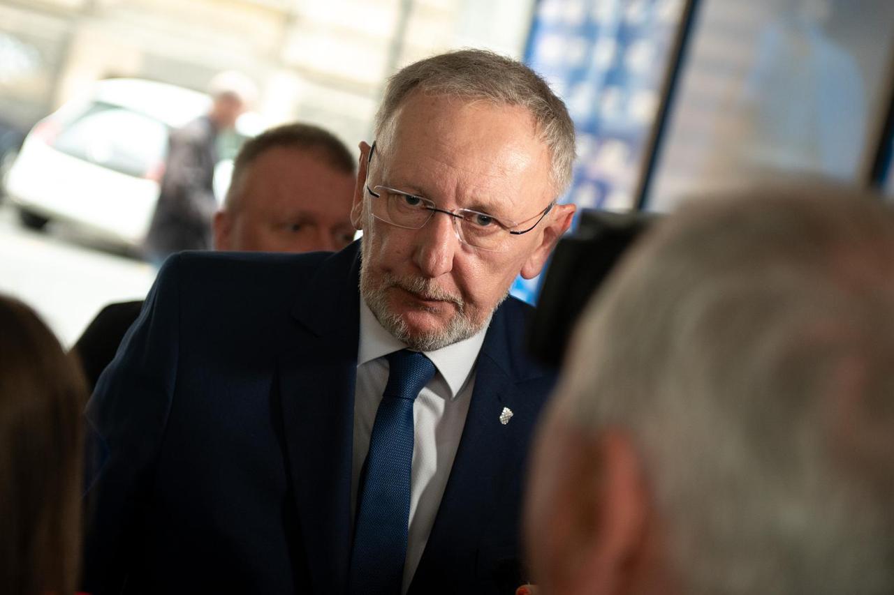 Dolazak članova na zajedničku sjednicu Predsjedništva i Nacionalnog odbora HDZ-a