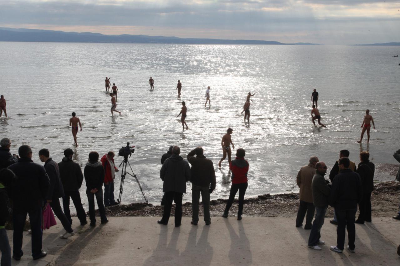 'Split.01.01.2011. Kao i svake godine kupaliste Bacvice na pocetku godine omiljeno je sastajaliste piciginasa a u posljednje vrijeme i nogometasa na tradicionalnoj novogodisnjaj partiji, Photo: Ivo Ca