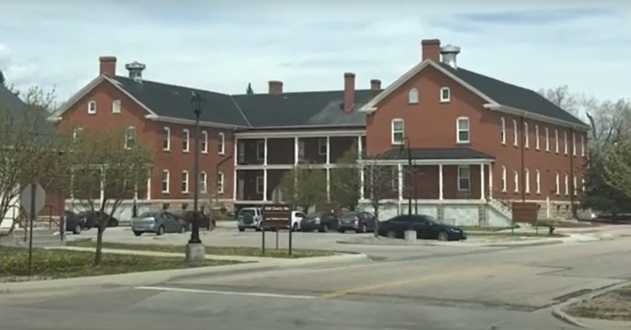 Zračna baza Warren smještena je u Cheyenneu u Wyomingu. Jedna je od triju strateških raketnih baza. Domaćin je 90. raketnog krila (90 MW) koje upravlja interkontinentalnim balističkim projektilom LGM-30G "Minuteman". 