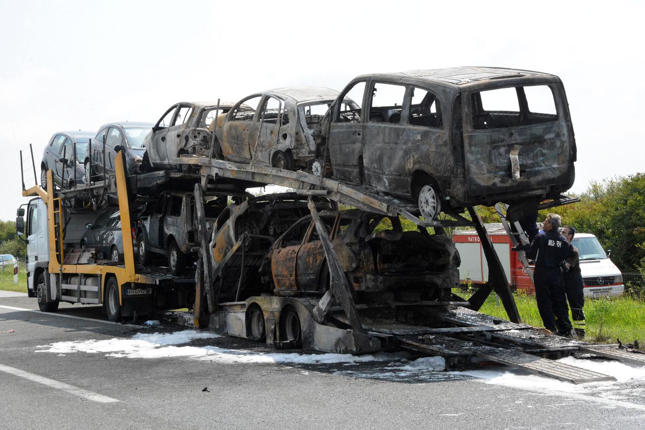 Zapalio se kamion koji je prevozio automobile
