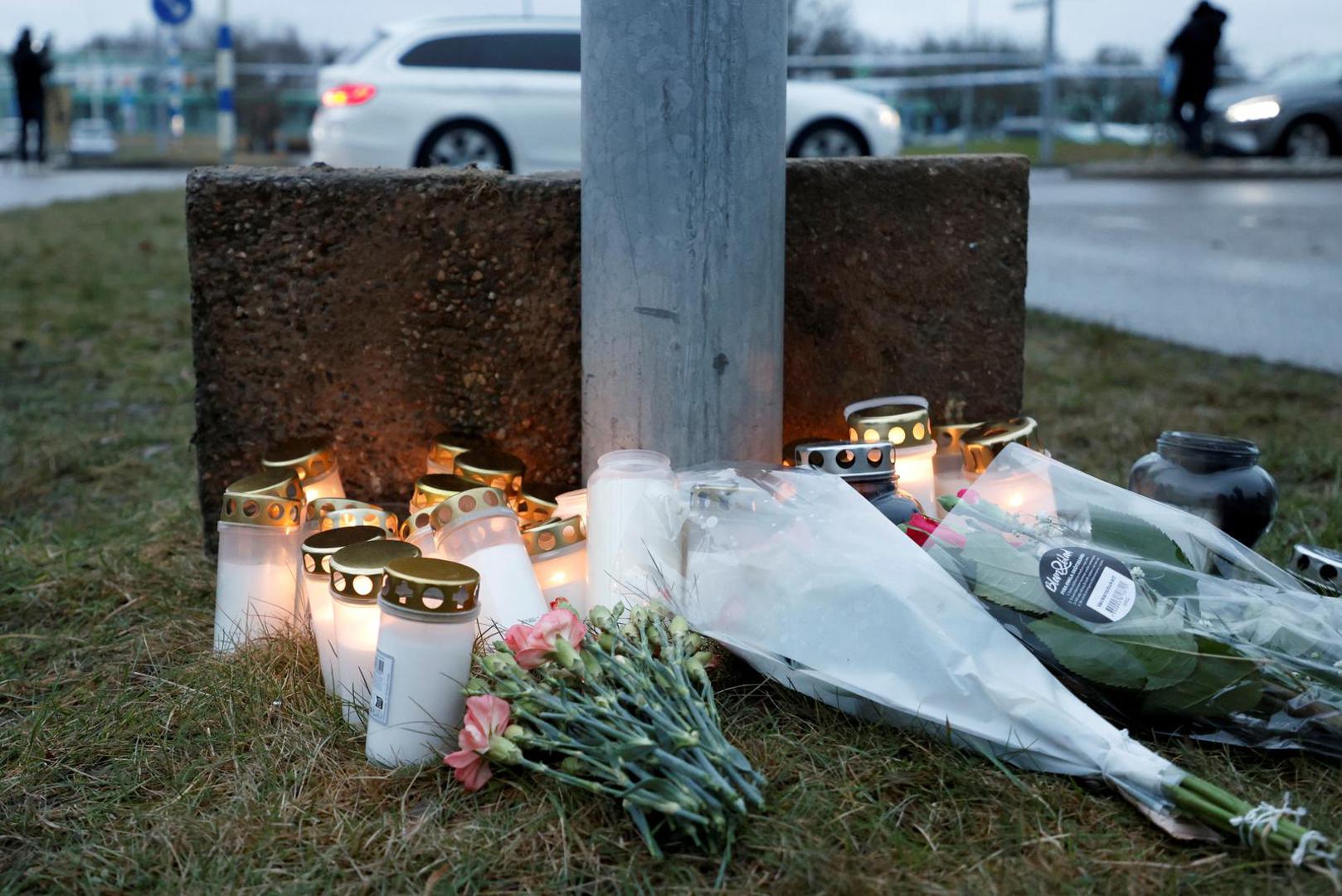 Flowers and candles are placed near the Campus Risbergska school, following a deadly shooting attack at the adult education center in Orebro, Sweden, February 5, 2025. REUTERS/Kuba Stezycki Photo: Kuba Stezycki/REUTERS