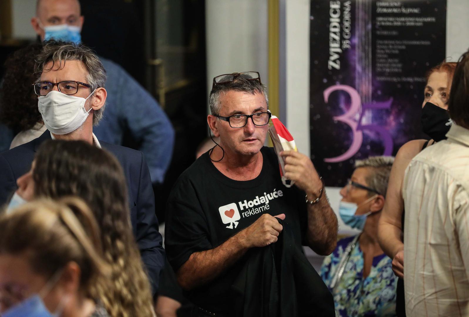 Podsjetimo, Cmrk je 2021. RTL Direktu otkrio zašto je svoj Ured optimizma otvorio upravo u Otočcu. 