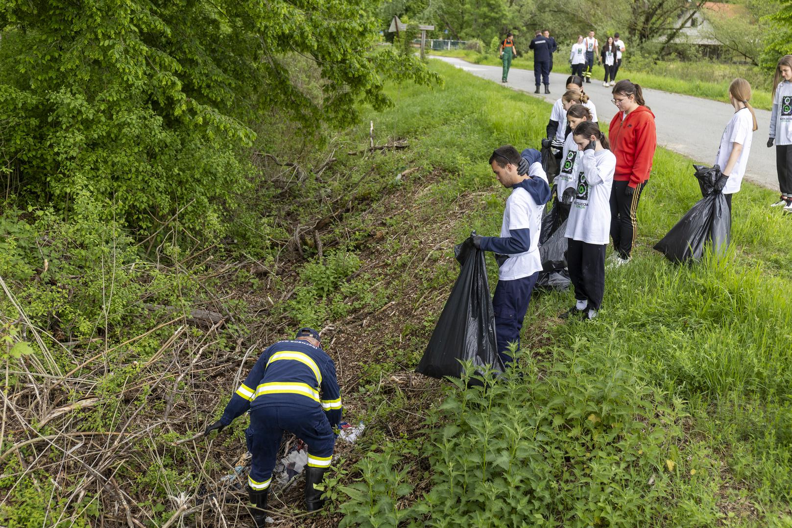 26.04.2025., Bosnjaci - Rezolucija Zemlja 2025 -  Savjet mladih Opcine Bosnjaci i DVD Bosnjaci u akciji ciscenja smeca. Photo: Davor Javorovic/PIXSELL