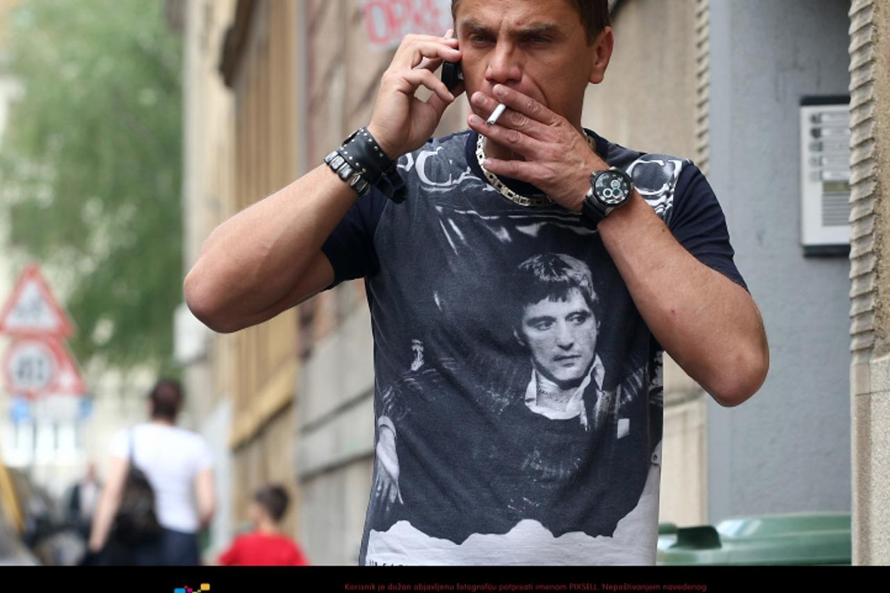 '03.05.2010., Zagreb - Ante Gotovac nakon presude Opcinskog kaznenog suda, Odjela za mladez, oko placanja alimentacije za djecu iz prvog braka s Ines Usic, nervozno pusi i sece u blizini suda.  Photo: