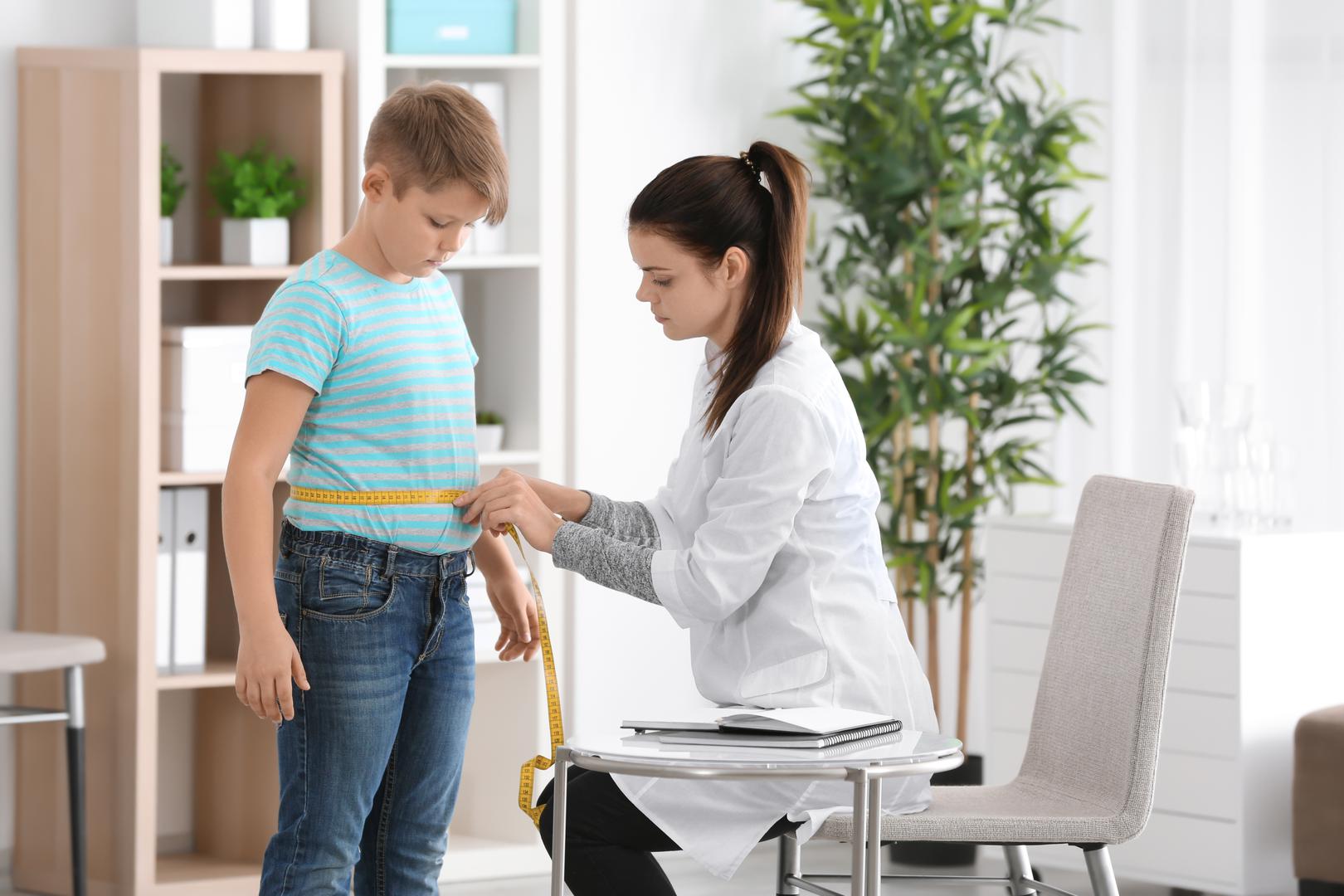 Pretilost: Stalna izloženost glasnoj buci nije dobra ni za vaš struk. Zajednička studija Sveučilišta Oxford i Sveučilišta Leicester otkrila je vezu između onih koji žive u područjima s velikom prometnom bukom i pretilosti. Ljudi koji žive u blizini prometne ceste ili autoceste vjerojatnije će imati veći opseg struka i viši BMI. Profesorica Clark kaže: ‘Neželjena buka može utjecati na kvalitetu života i poremetiti san. To može povećati razinu stresa, a to zauzvrat može dovesti do debljanja’.  Dokazano je da nedostatak sna povećava broj kalorija koje osoba pojede sljedeći dan.