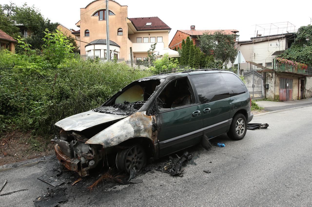 20.08.2015., Zagreb - U Strmoj ulici, u neposrednoj blizini bolnice Sv. Duh, nocas je izgorio osobni automobili Chrysler voyager. Policijski ocevid je u tijeku.  Photo: Robert Anic/PIXSELL