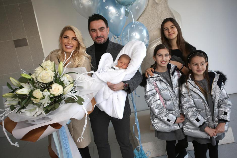 Split: Pjevač Jole s kćerima stigao u rodilište po suprugu i sinčića