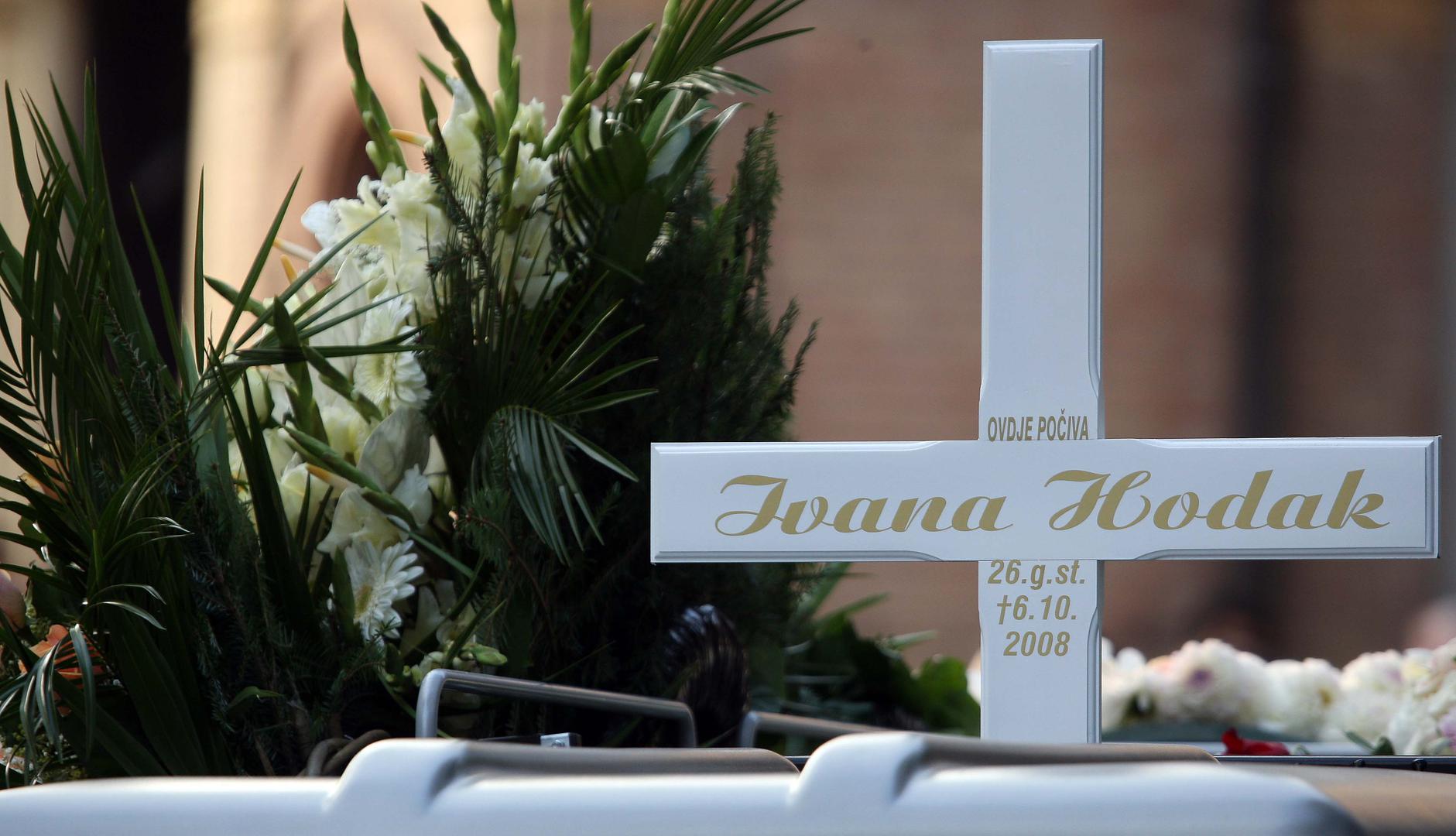 10.10.2008. Zagreb, Hrvatska. Na groblju Mirogoj pokopana je Ivana Hodak, kcer odvjetnika Zvonimira Hodaka i bivse politicarke Ljerke Mintas Hodak, koja je s dva hica u glavu ubijena ispred ulaza u svoj stan u ulici Pavla Hatza 2. Ivanu su ispratili brojni politicari, prijatelji i osobe s estrade. Pripadnica 'zlatne' hrvatske mladezi bila je u vezi s odvjetnikom Ljubom Pavasovicem Viskovic koji nije mogao suspregnuti suze. Uz Ivanin lijes sjedili su shrvani roditelji.rPhoto Dalibor Urukalovic/24sata