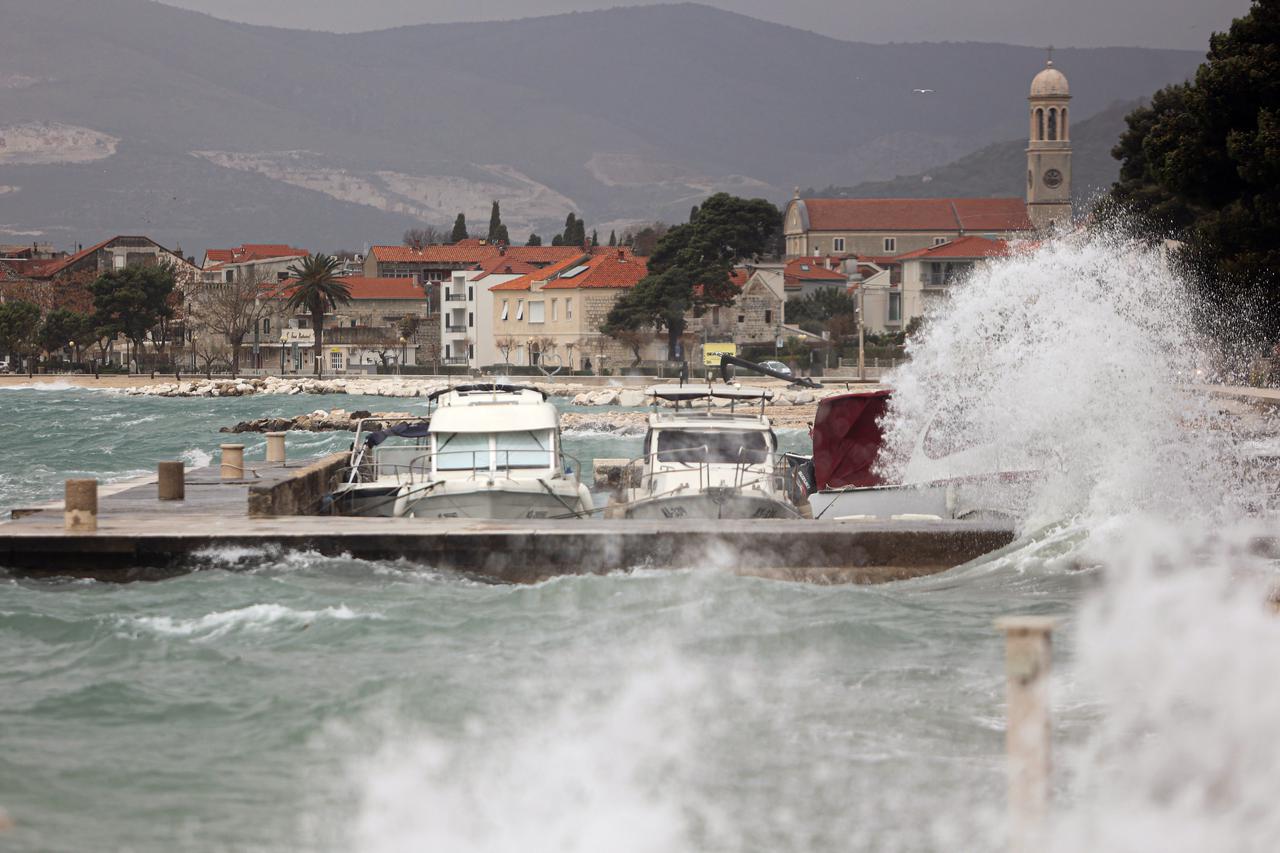 Olujno jugo u Kaštel starom