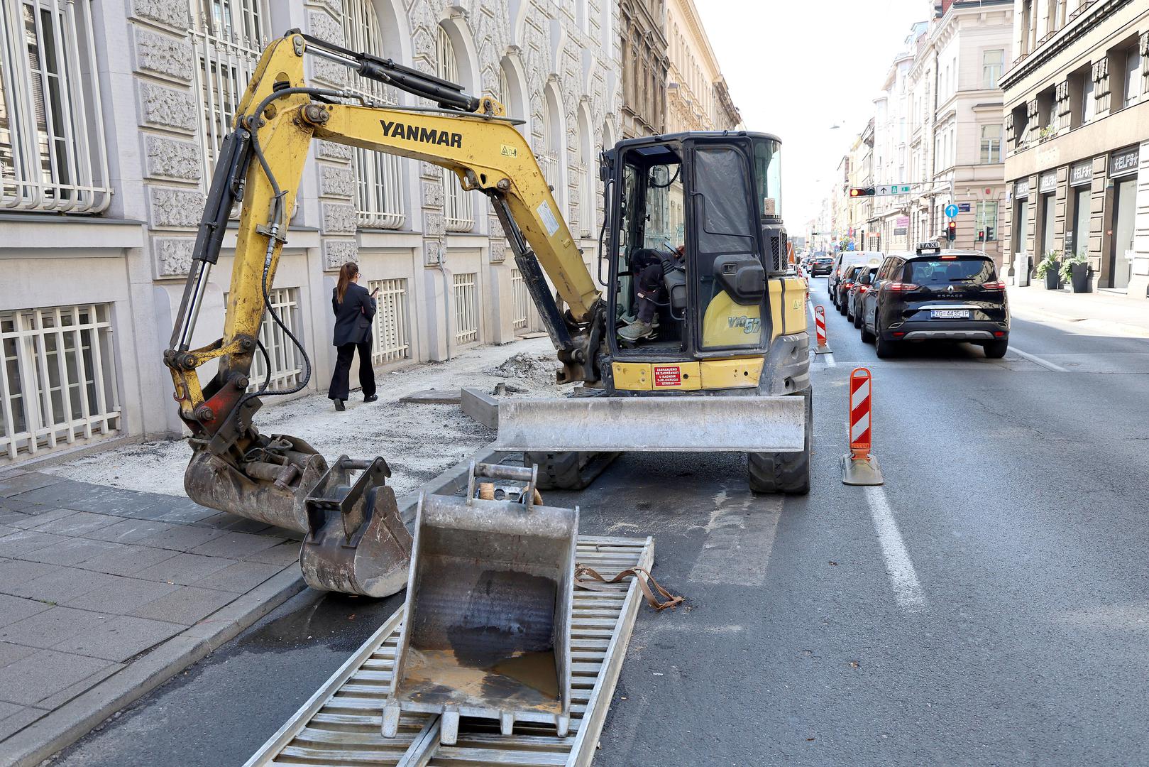 Iz Grada su pješake i vozače pozvali na oprez. – Sve sudionike u prometu molimo da obrate pozornost na privremeno postavljenu signalizaciju te da imaju strpljenja i razumijevanja zbog mogućih poteškoća, a posebnu pozornost molimo da obrate pješaci, s obzirom na prisutnost građevinskih strojeva i opreme u zoni radova – kazali su iz Grada.