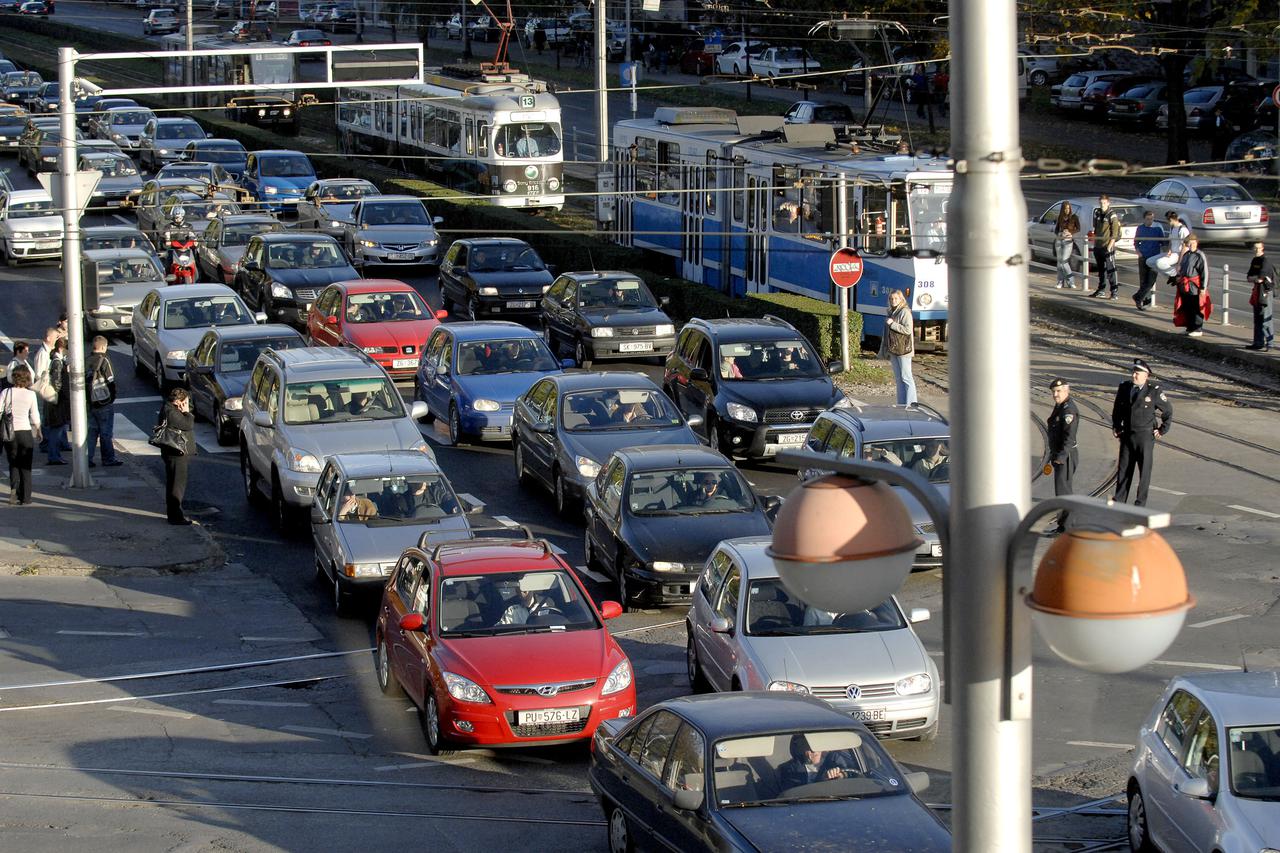 Zagreb: Pod kota?ima kamiona poginuo voza? motora