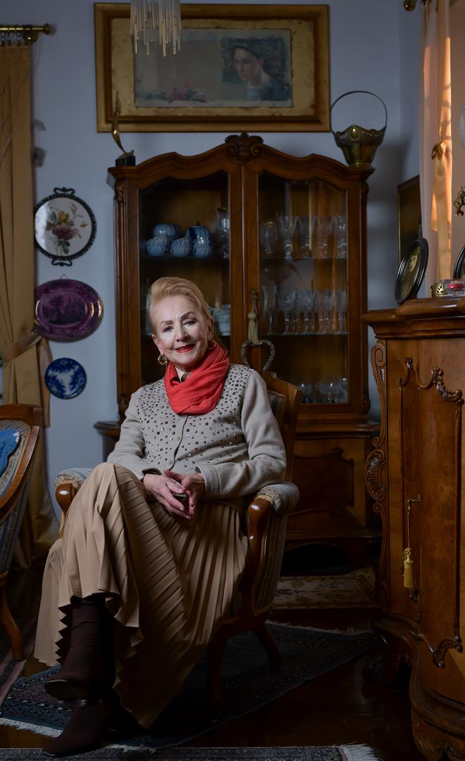 Probe su bile obvezne, kašnjenja nisu prolazila, a emisije uživo morale su završavati gotovo točno u predviđeno vrijeme. Njezina filozofija bila je jednostavna – zabava nije neozbiljan posao.