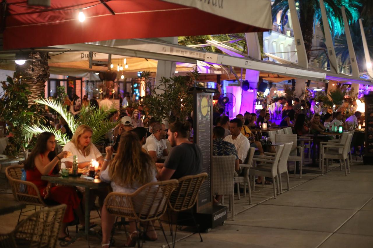 Noćni život na splitskoj rivi u vrhuncu turističke sezone