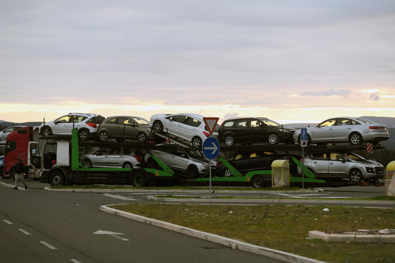 Zbog kašnjenja s isporukama novih, velika je potražnja za polovnim vozilima koja se nabavljaju širom Europe 