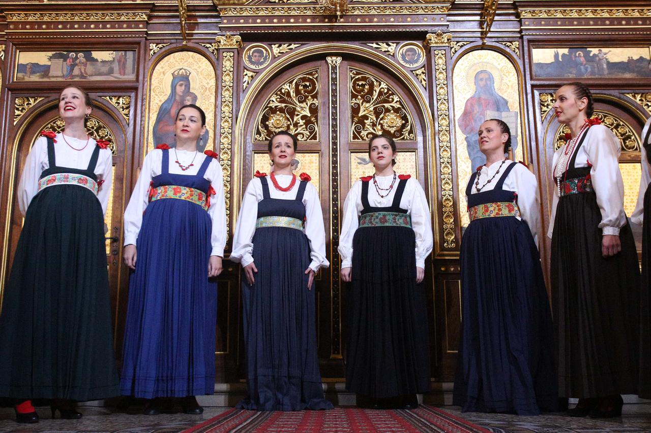 Klapa Cesarice  izvela je koncert u sklopu Festivala adventskih i bozicnih pjesama u Grkokatolickoj konkatedrali svetog Cirila i Metoda