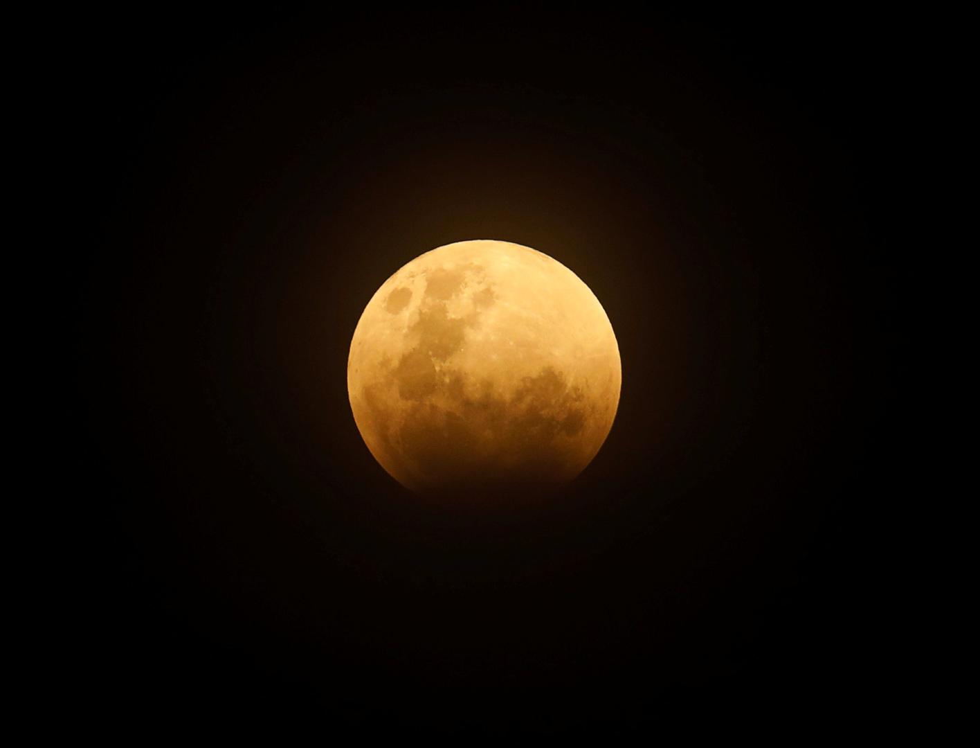 Tijekom pomrčine Mjesec je kliznuo u Zemljinu sjenu i bijeli disk postupno se pretvorio u narančasti ili crveni. Tako je "plavi" Mjesec postao "krvav".