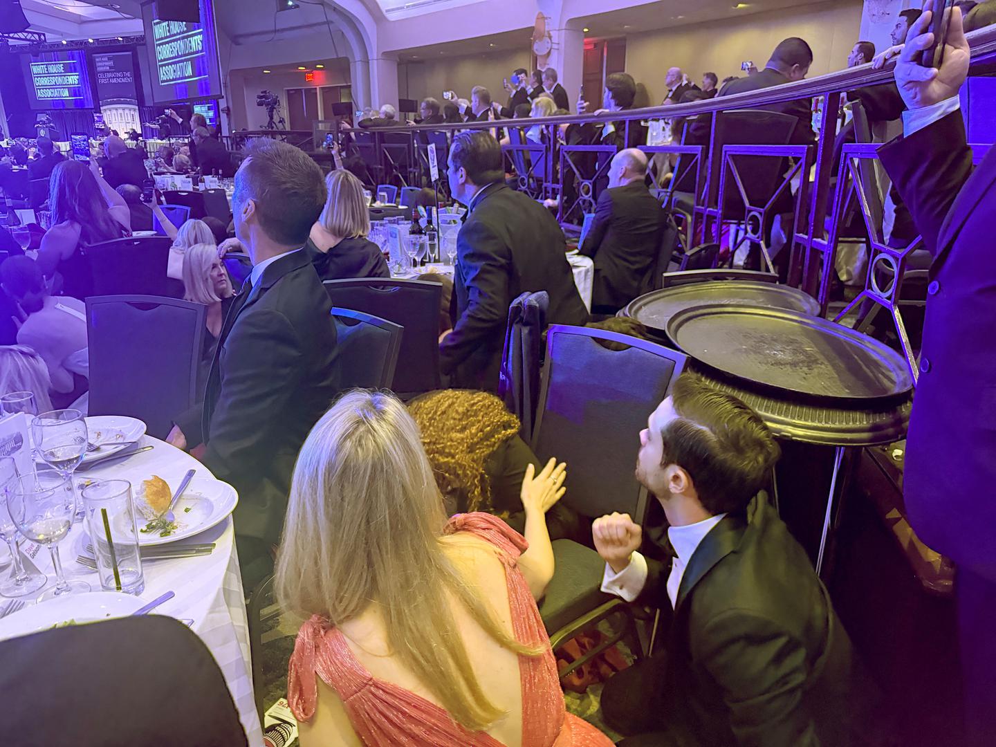 U prepunoj plesnoj dvorani hotela Washington Hilton, gdje se nalazilo oko 2500 gostiju, nastao je kaos – čuli su se povici, a ljudi su u strahu pokušavali pronaći zaklon dok je osiguranje reagiralo.