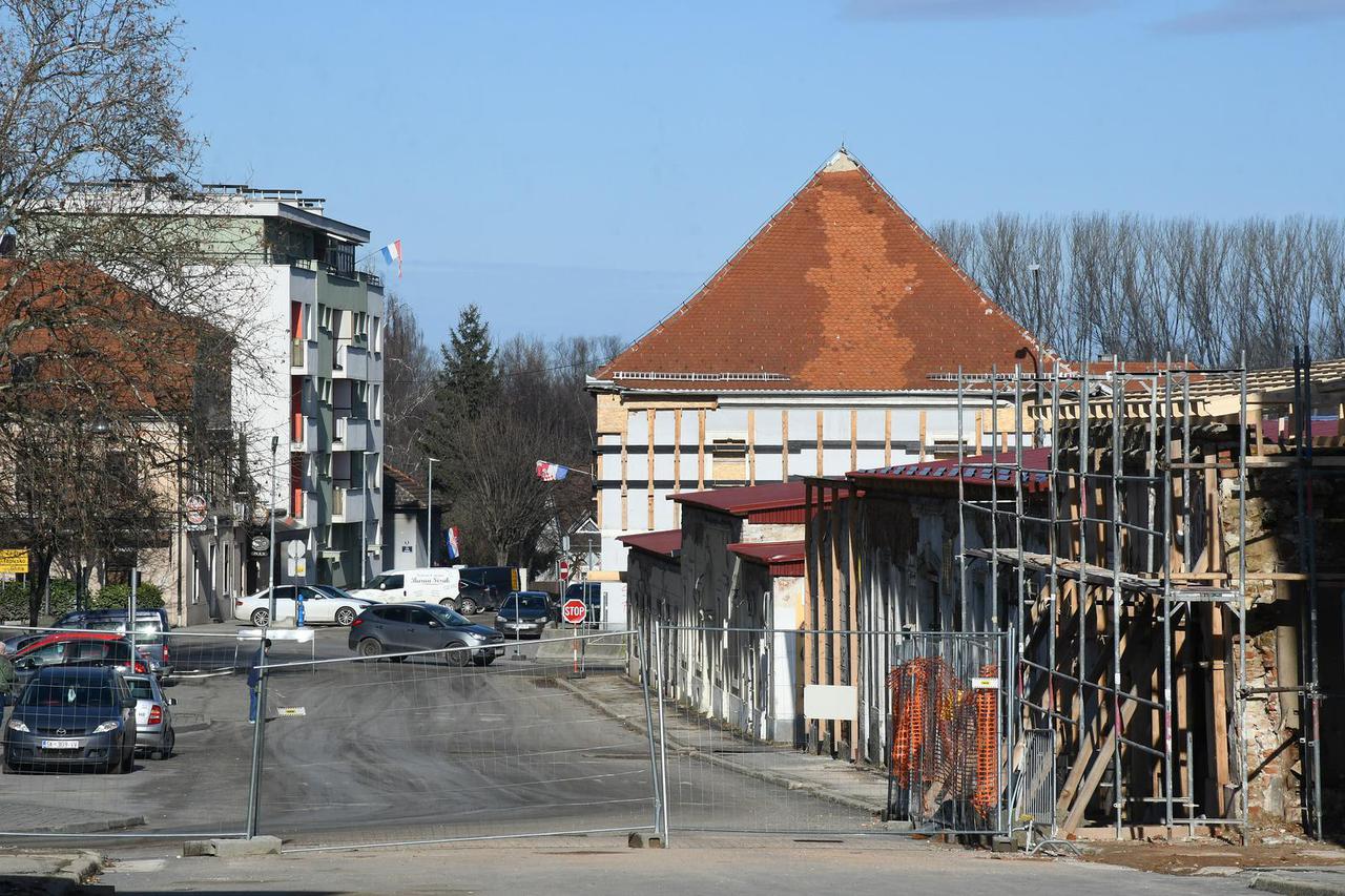 Velik broj razrušenih kuća podsjeća na potres u Petrinji