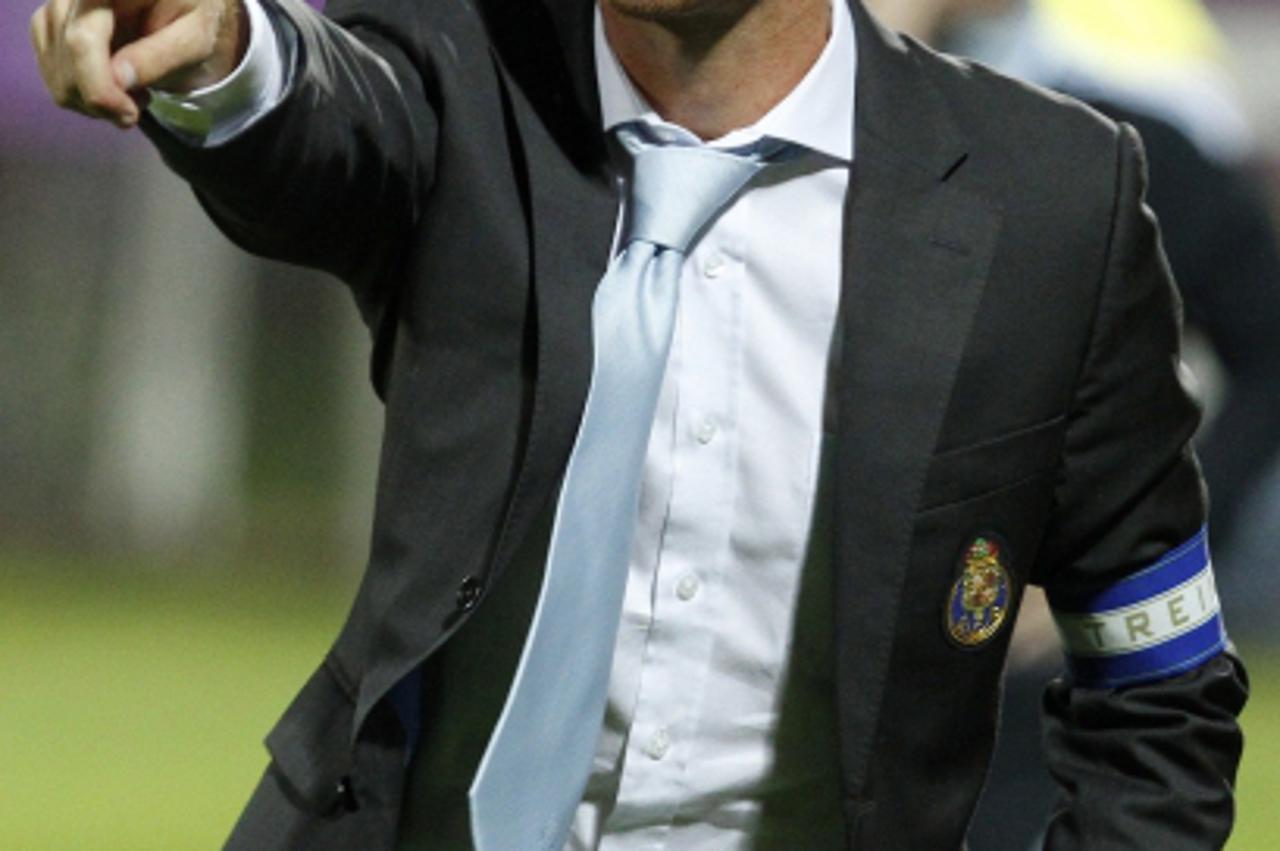 'FC Porto\'s coach Andre Villas Boas gestures during his team\'s Portuguese League football match against Nacional at Madeira Stadium in Funchal, Portugal on September 20, 2010. AFP PHOTO/ GREGORIO CU