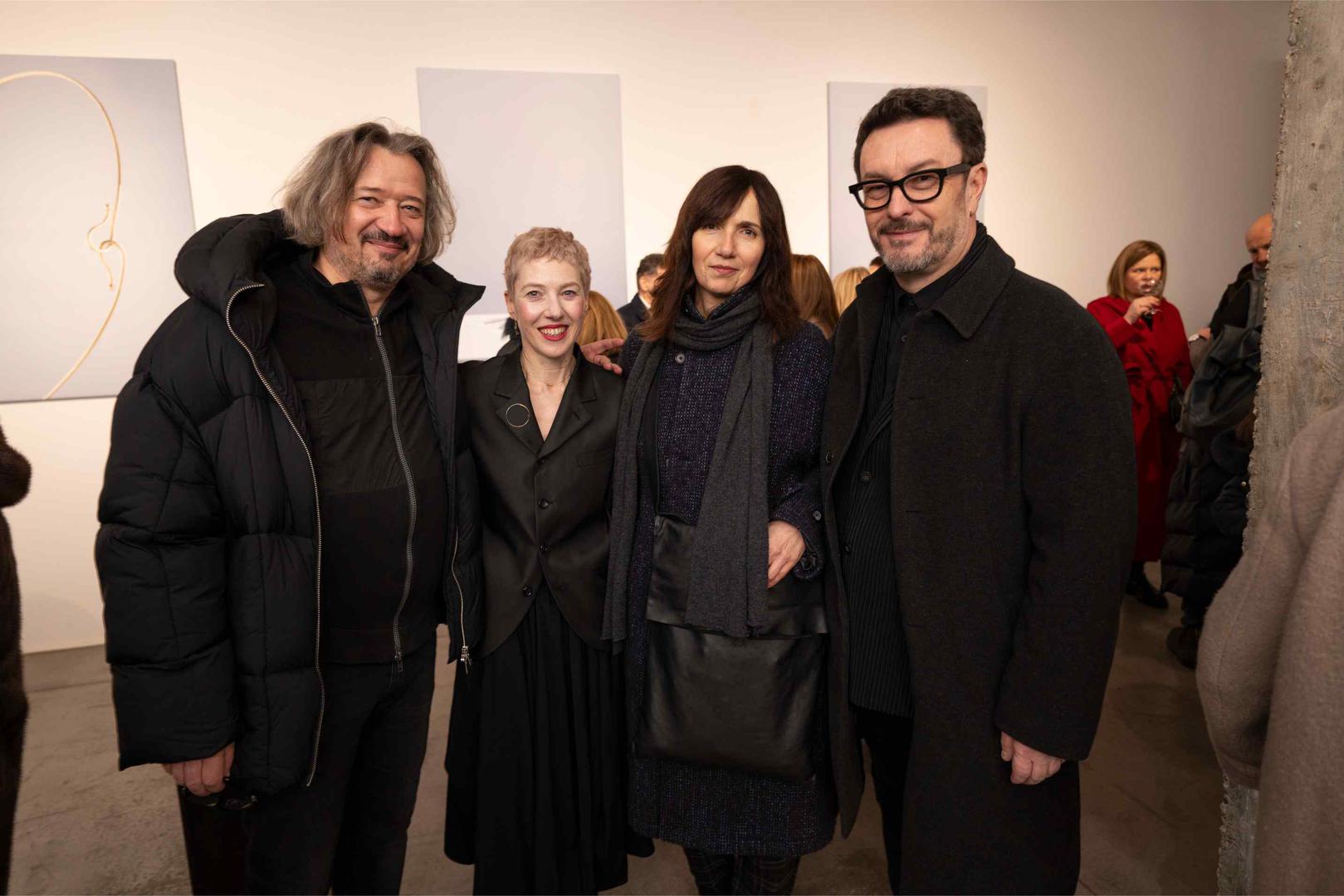 U zagrebačkoj Galeriji Kranjčar, otvorena je izložba „TANKA – Istraživanje forme, ravnoteže i materijala kroz suvremeni autorski nakit“, prva kolekcija suvremenog nakita arhitektice i dizajnerice Senke Dombi. Dalibor Antonić, Senka Dombi, Natali Cerin i Svebor Andrijević