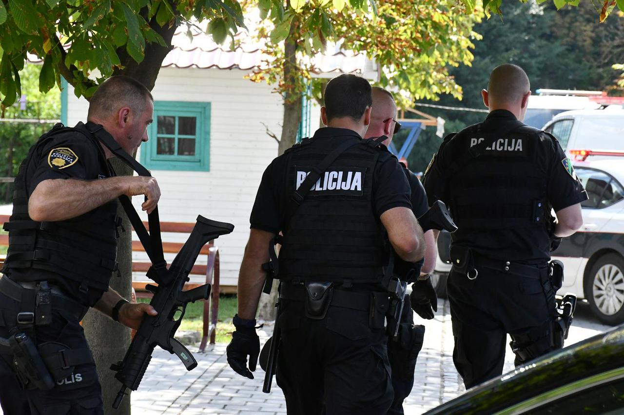 Gradačac: Očevid na policijskom automobilu na koji je pucao Nermin Sulejmanović