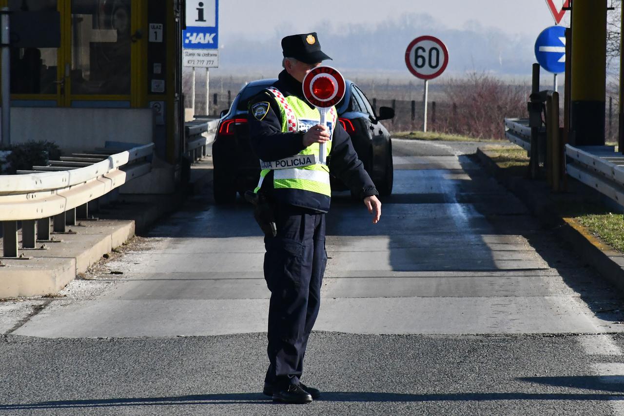 Slavonski Brod: Zbog ilegalnih migranata policija na brojnim punktovima uz prometnice provodi pojačani nadzor