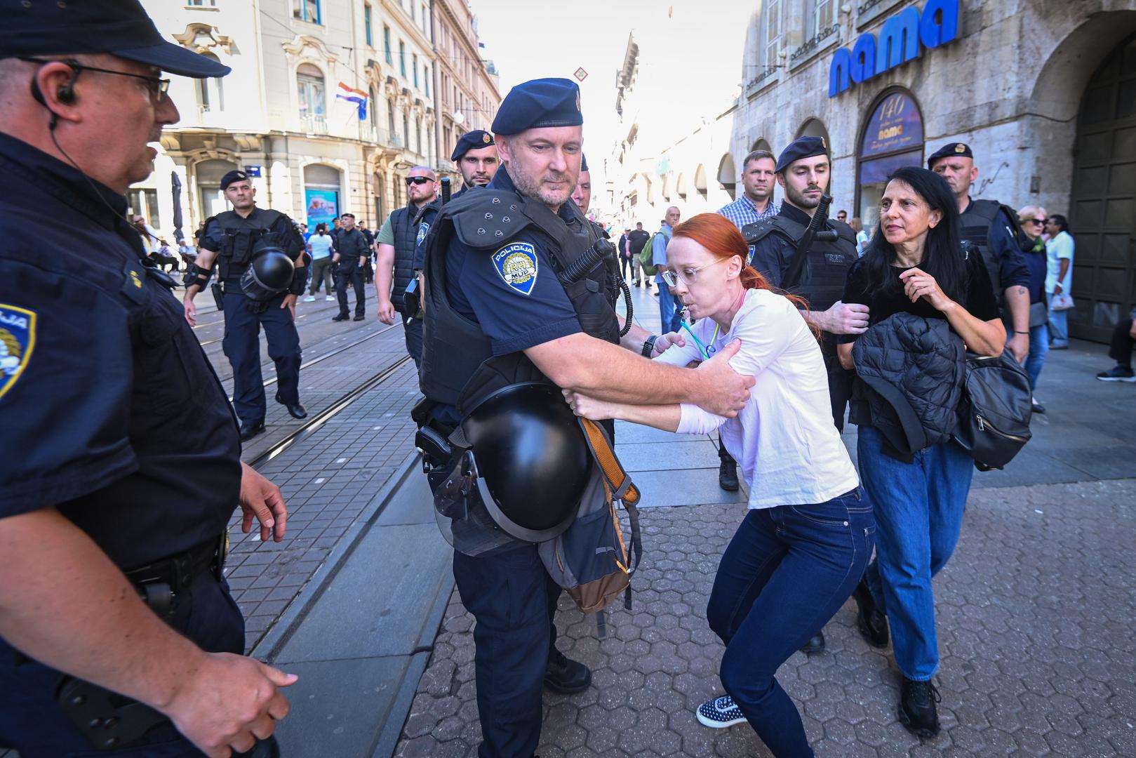 Okupljanje sudionika povorke počelo je u 10.30 sati ispred zgrade HNK, odakle je nešto kasnije povorka uz balone, zastave, pjesme i transparente krenula Frankopanskom ulicom i Ilicom prema Zrinjevcu. 

