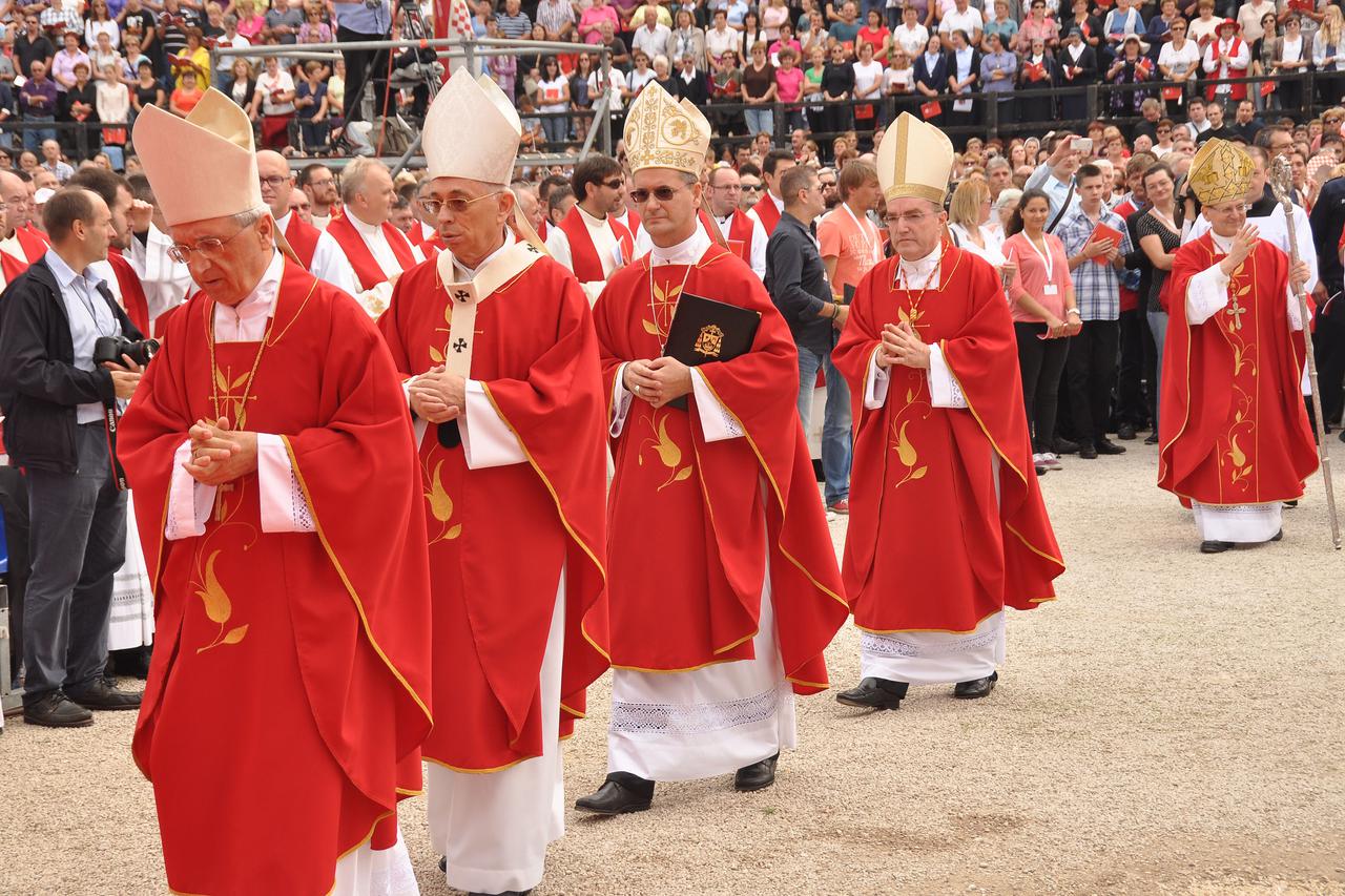 28.09.2013., Pula - Istarski svecenik i mucenik Miroslav Bulesic proglasen je blazenim na velikom euharistijskom slavlju beatifikacije sluge Bozjega u Areni, koje je predvodio Papin izaslanik, prefekt Kongregacije za kauze svetih kardinal Angelo Amato. Ok