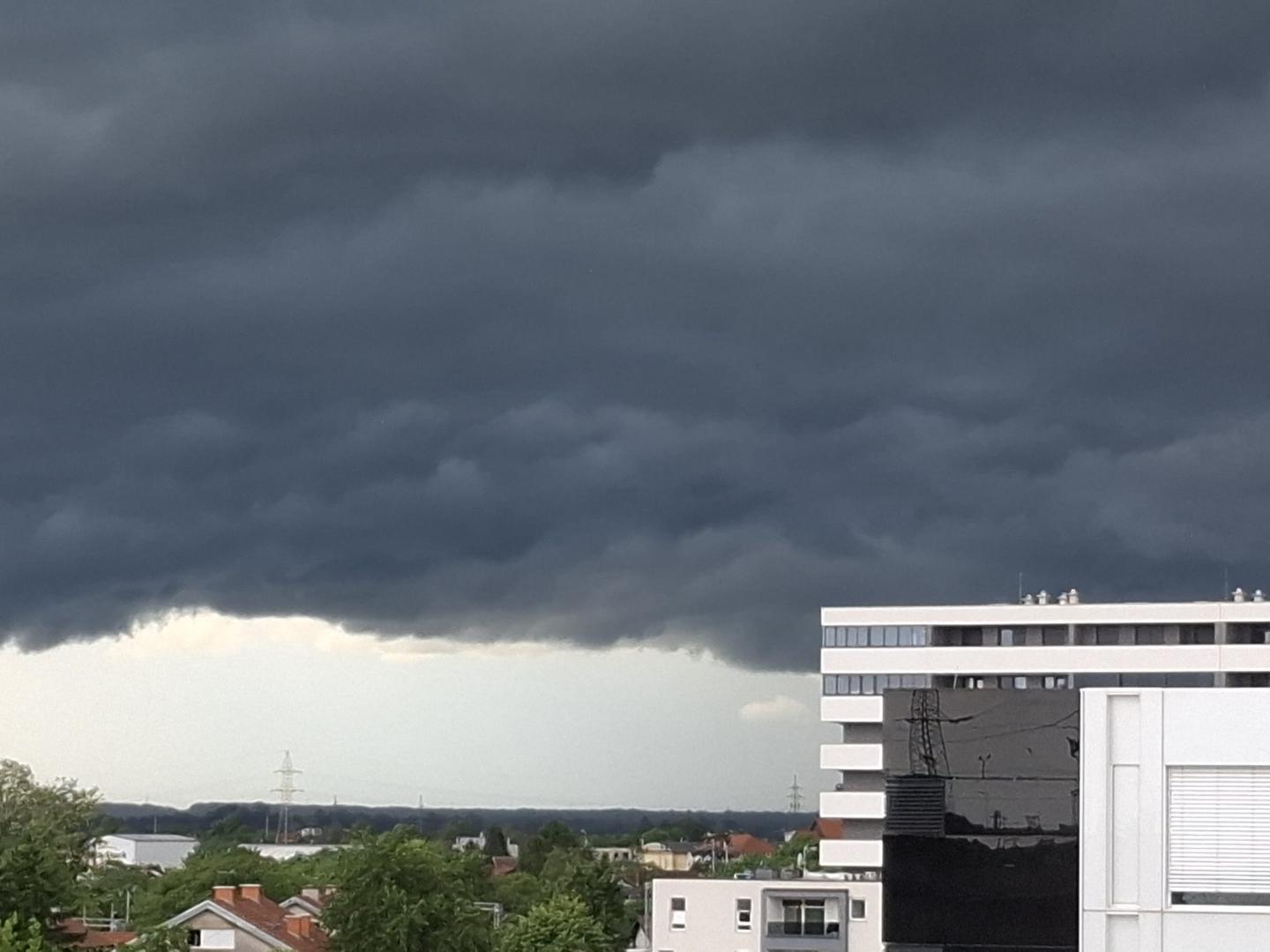 Meteorolozi upozoravaju kako u kratkom razdoblju mjestimice može pasti velika količina kiše, što bi moglo uzrokovati probleme s oborinskom odvodnjom, ali i bujične te urbane poplave. DHMZ poziva građane na dodatni oprez te upozorava na moguće poremećaje u svakodnevnom funkcioniranju.

