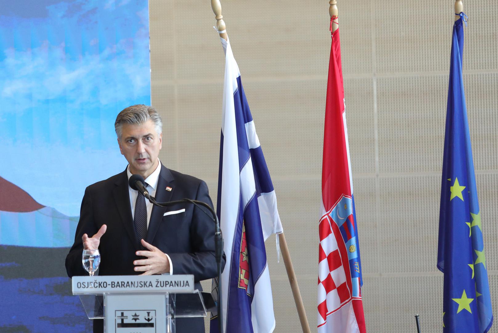 Cilj je da svako dijete u Hrvatskoj ima mjesto u vrtiću do 2030 godine te da sve osnovne škole budu u jednosmjenskoj nastavi, poručio je Plenković. 