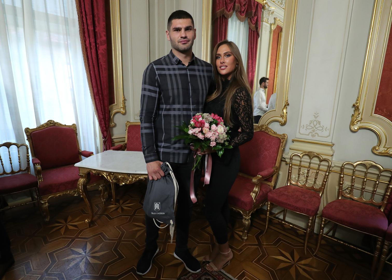 U Hrvatskoj će se vjenčati s Marinelom Ćajom, dugogodišnjom djevojkom.