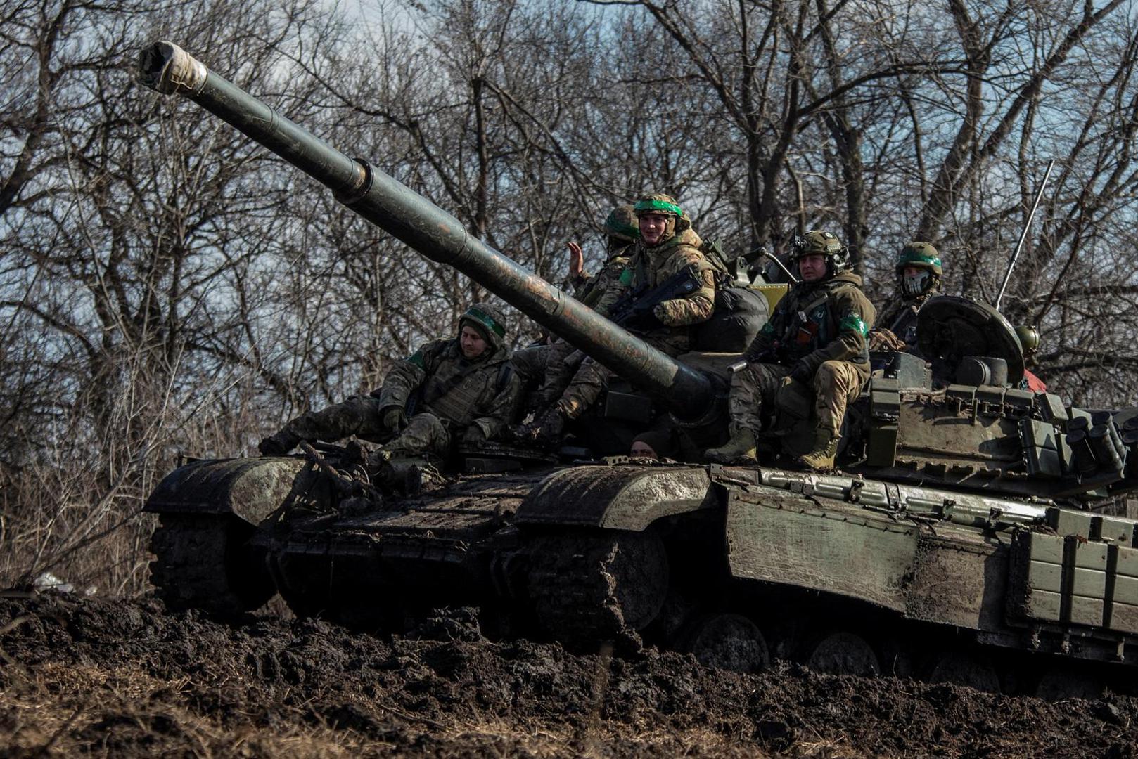 Ukrainian service members ride atop of a tank outside of the frontline town of Bakhmut, amid Russia's attack on Ukraine, in Donetsk region, Ukraine March 4, 2023. REUTERS/Oleksandr Ratushniak Photo: Stringer/REUTERS