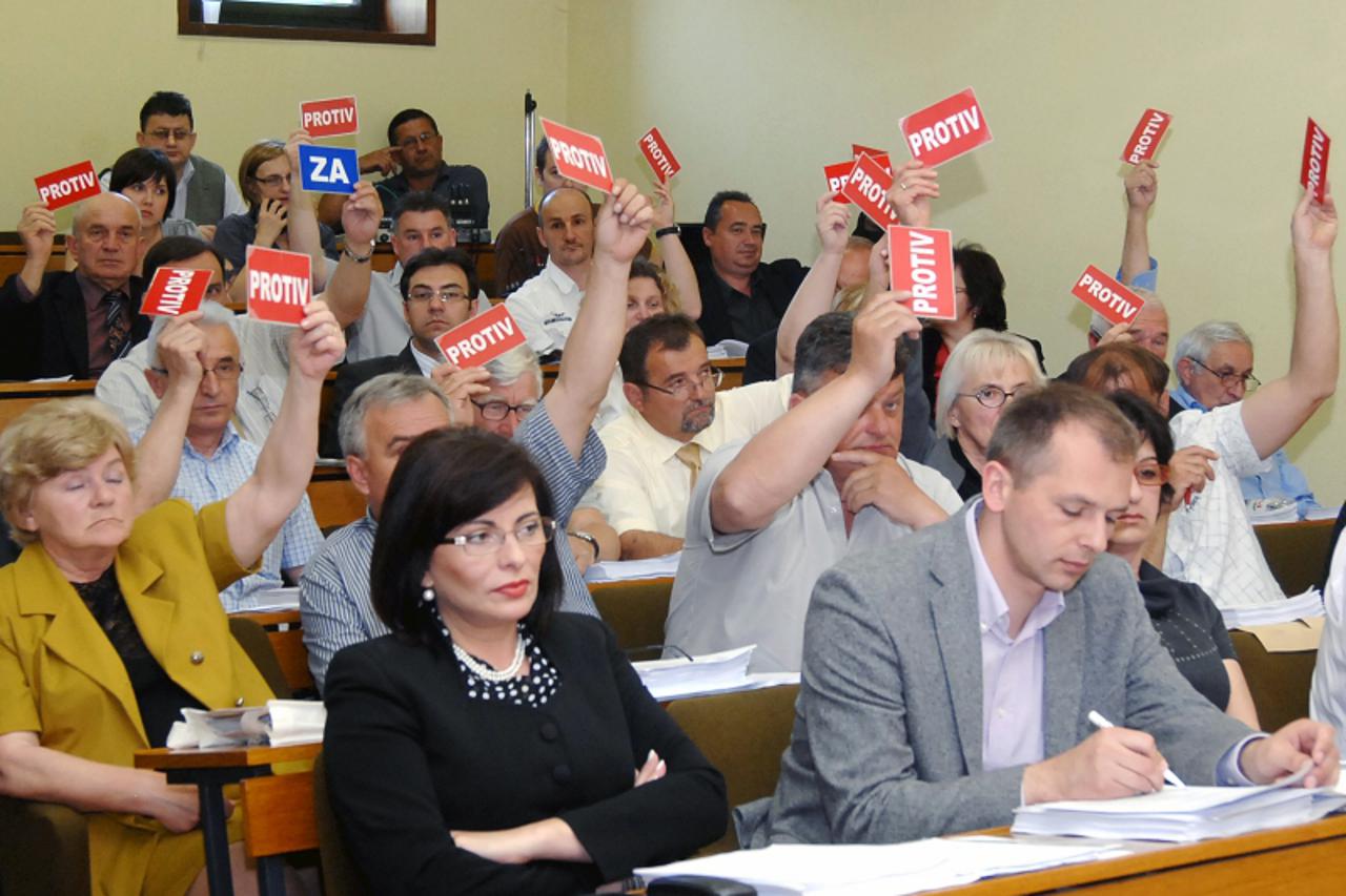 \'11.05.2011., Sisak - Vladajuca vecina u Zupanijskoj skuptina odbila je prijdlog HDZ-a da se odgodi rasprava o Ljecilistu Topusko. Photo:NIkola Cutuk/PIXSELL\'