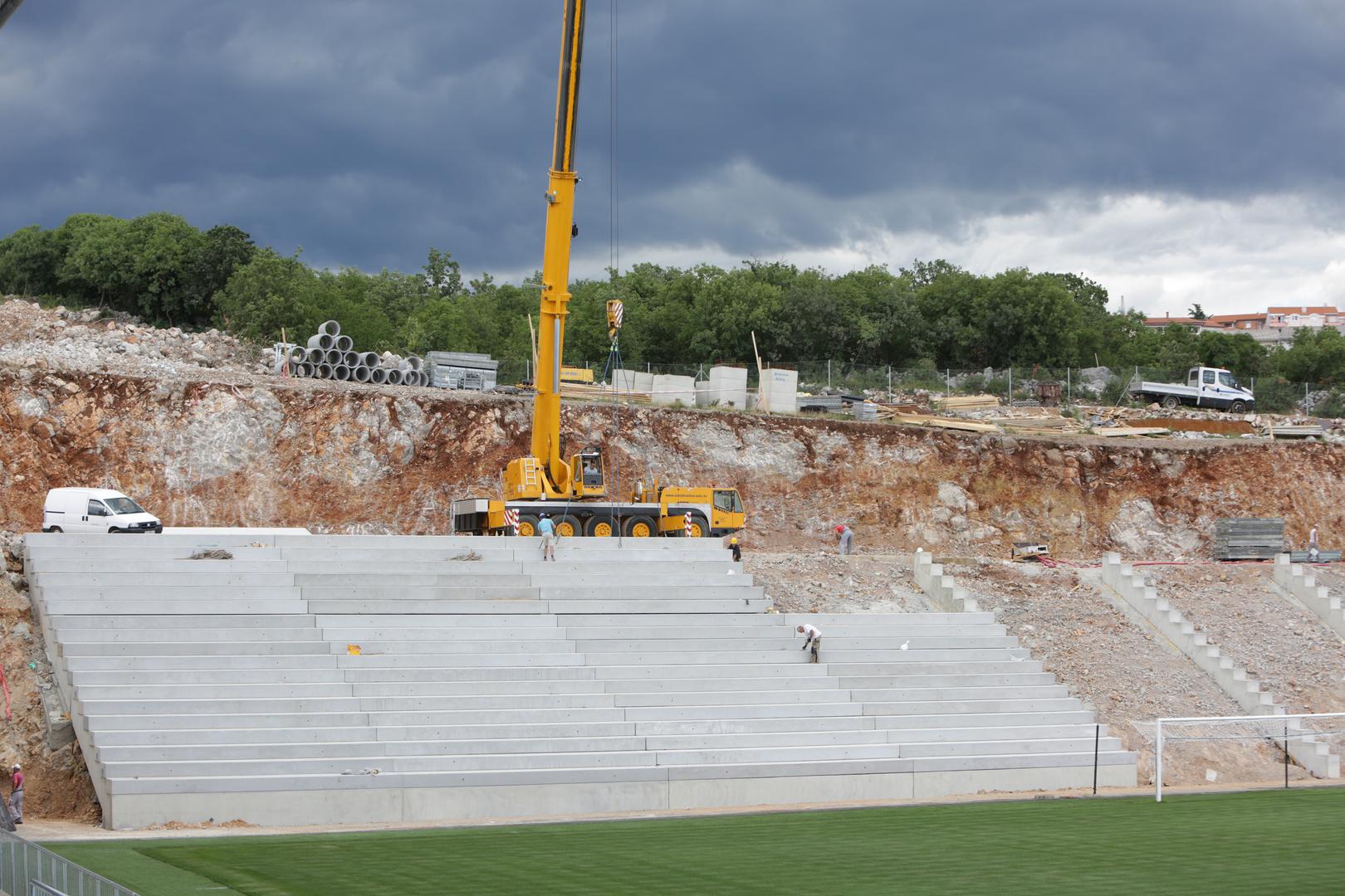 Radovi na sjevernoj tribini riječke Rujevice u punom su jeku. Sve bi trebalo biti gotovo za treće pretkolo Lige prvaka u kojem će, uvjereni su svi u klubu, Rijeka i nastupati. Novom tribinom kapacitet stadiona povećat će se s 5600 na 8000 mjesta.