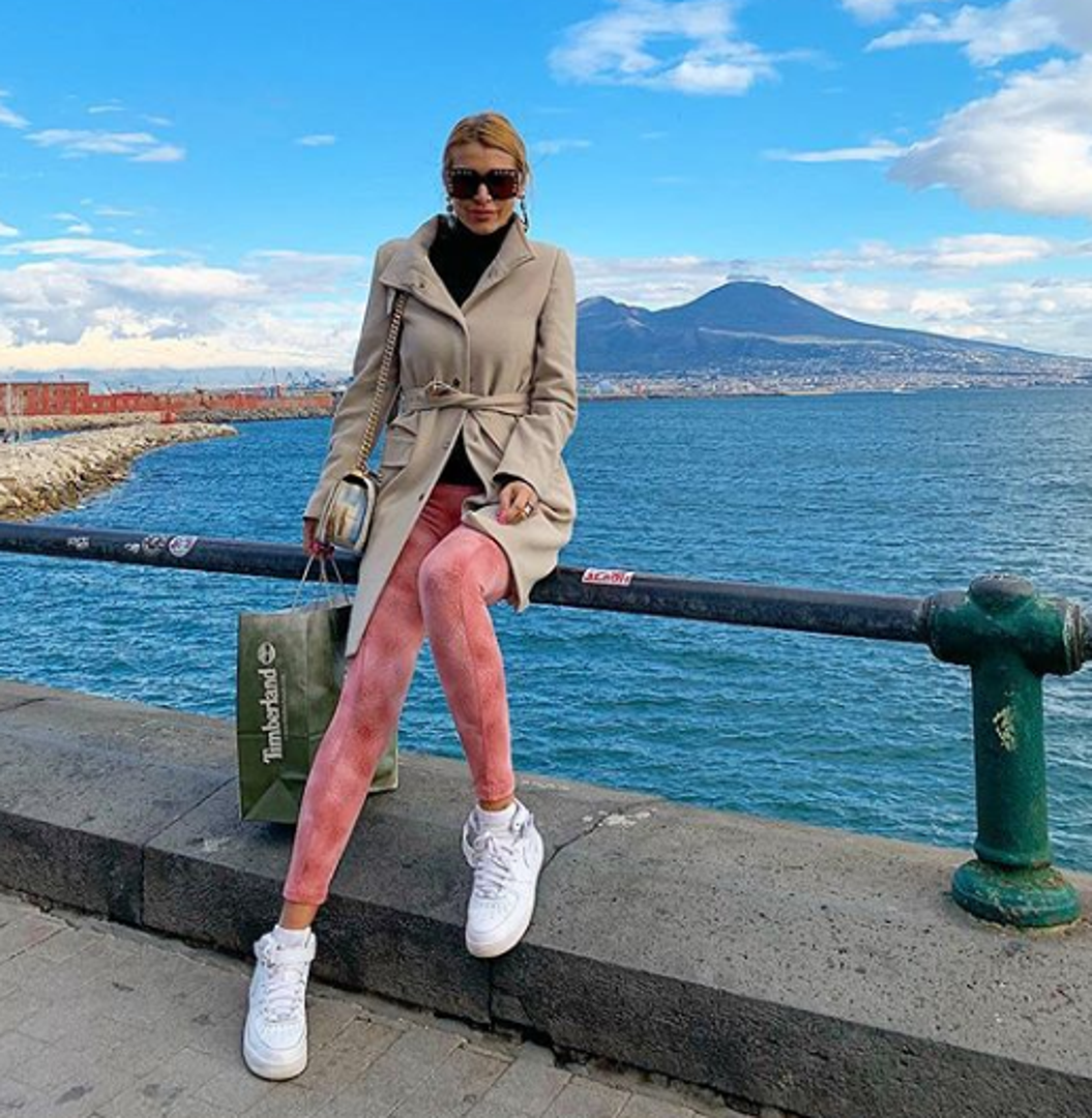 Tako je jednom prilikom izjavila kako ju 'uz Aleksandra Vučića najviše vrijeđaju na tribinama'. 